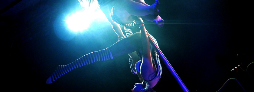 Lady Kitty´s Hell´s Belles: Pole Dance, Ringakrobatik, Burlesque